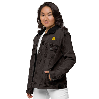 Unisex Sherpa Jeansjacke N°0 in black worn by a model, featuring warm sherpa lining and sustainable design.