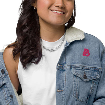 Woman wearing Unisex Sherpa Jeansjacke N°1, showcasing denim jacket with Sherpa lining.
