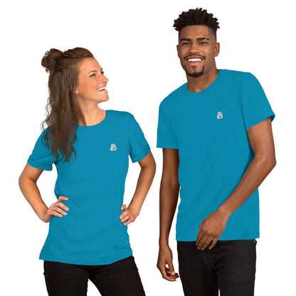 Two models wearing Kurzärmeliges Unisex-T-Shirt N°1 in blue, showcasing its soft and stretchy fabric.