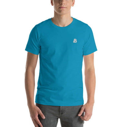 Male model wearing Kurzärmeliges Unisex-T-Shirt N°4 in blue color, showcasing comfortable fit and simple design.