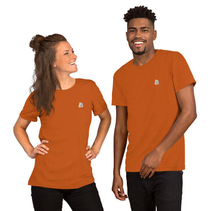 Models wearing Kurzärmeliges Unisex-T-Shirt N°1 in orange, showcasing comfort and style.