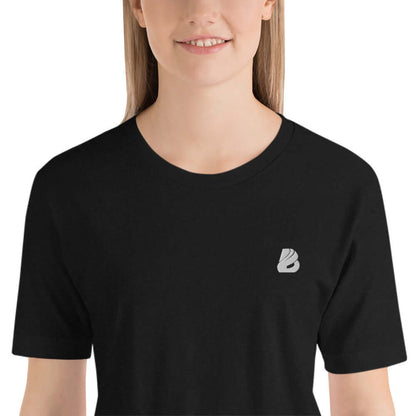 Model wearing black Kurzärmeliges Unisex-T-Shirt N°1, featuring a comfortable and stylish design in soft, lightweight fabric.