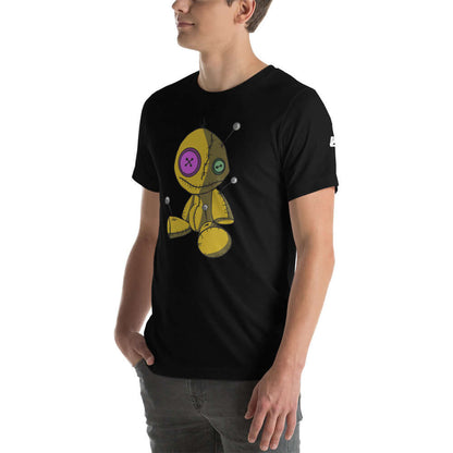 Kurzärmeliges Unisex-T-Shirt N°3 in Schwarz mit Patchwork Design, Modell in Seitenansicht, weich und leicht, aus Baumwolle.