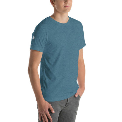 Person wearing Unisex-T-Shirt N°0 in teal, showcasing soft and comfortable fabric with perfect elasticity.