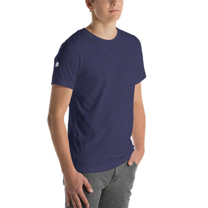 Unisex-T-Shirt N°0 in navy blue worn by male model, highlighting comfort and style. Perfect fit with soft and durable fabric.