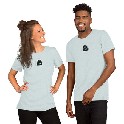 Kurzärmeliges Unisex-T-Shirt N°5 in light gray worn by smiling models, showcasing soft and lightweight quality.