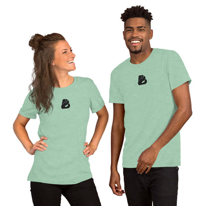 Two people wearing Kurzärmeliges Unisex-T-Shirt N°5 in mint green, smiling and posing.