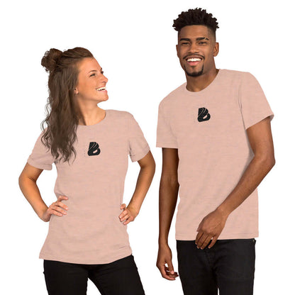 Kurzärmeliges Unisex-T-Shirt N°5 in light pink modeled by two individuals, showcasing comfort and style.