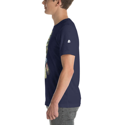 Side view of model wearing Kurzärmeliges Unisex-T-Shirt N°2, showcasing its soft and lightweight fabric for comfort and style.