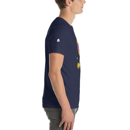 Seitliche Ansicht eines Modells, das ein Kurzärmeliges Unisex-T-Shirt N°3 trägt, aus weicher, gekämmter Baumwolle.