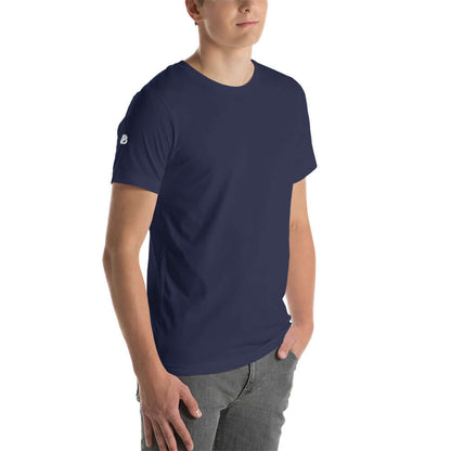 Person wearing navy blue Unisex-T-Shirt N°0, made of soft, lightweight cotton, perfect for comfort and style.