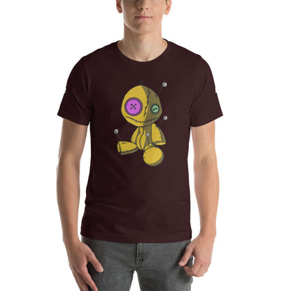 Model wearing Kurzärmeliges Unisex-T-Shirt N°3 with a unique doll design, featuring a soft and comfortable fit in dark color.