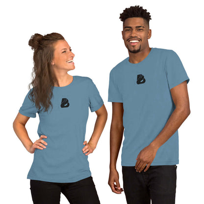 Kurzärmeliges Unisex-T-Shirt N°5 in Blau getragen von zwei Personen, Vorderansicht, weiches und leichtes Material, modisches Design
