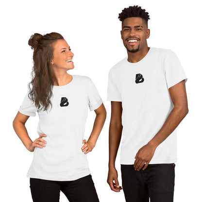 Two models wearing Kurzärmeliges Unisex-T-Shirt N°5, showcasing soft and lightweight fabric.