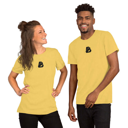 Two people wearing Kurzärmeliges Unisex-T-Shirt N°5 in yellow, smiling. Made from 100% ring-spun cotton.