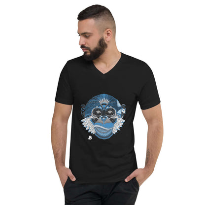 Man wearing Kurzärmeliges Unisex-T-Shirt mit V-Ausschnitt N°0 featuring unique artistic graphic