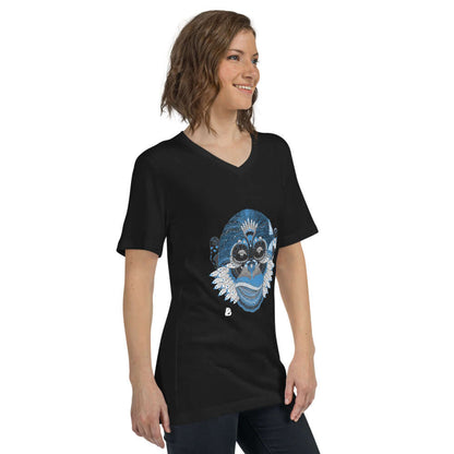 Person wearing Kurzärmeliges Unisex-T-Shirt mit V-Ausschnitt N°0 with printed design, black color, short sleeves, perfect casual fit.